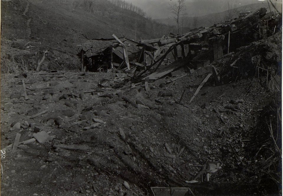 Gesprengte Munitionsbaracke, Mulde von S.Marco. (Anfang April 1918.) (BildID 15664460)