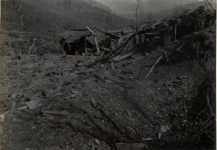 Gesprengte Munitionsbaracke, Mulde von S.Marco. (Anfang April 1918.) (BildID 15664460)