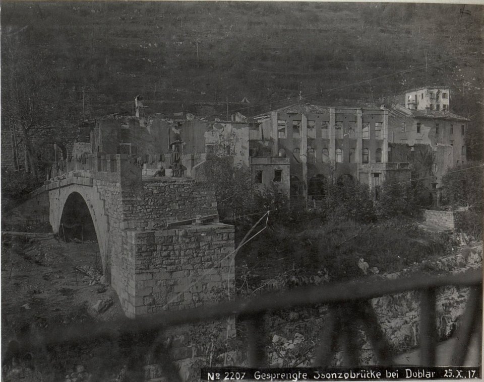 Gesprengte Isonzobrücke bei Doblar 25.X.17. (BildID 15612277)