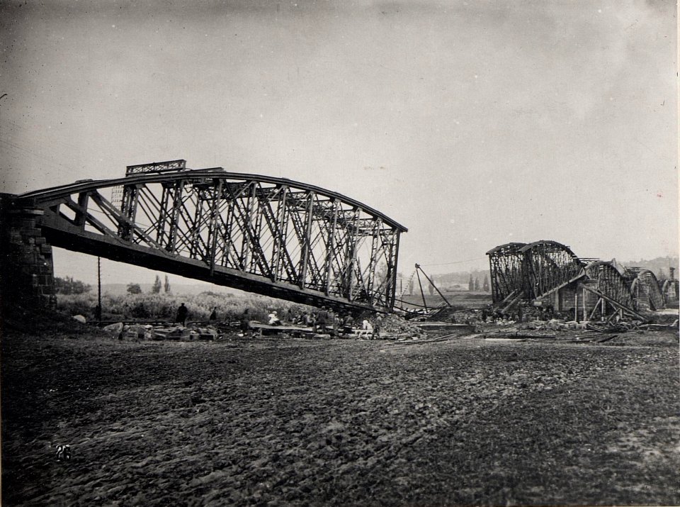 Gesprengte Eisenbahnbrücke in Czernowitz (BildID 15653574)