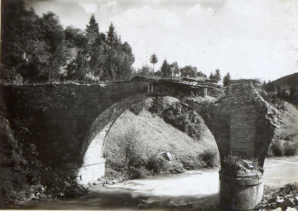 Gesprengte Strassenbrücke bei Tolmein (BildID 15597196)