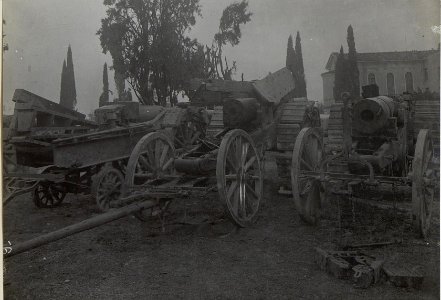 Gesprengte Mörser, Görz, Parkplatz, Ende März 1918. (BildID 15664376)