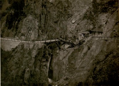 Gesprengte Strassenbrücke im Dognatal. (BildID 15507710)