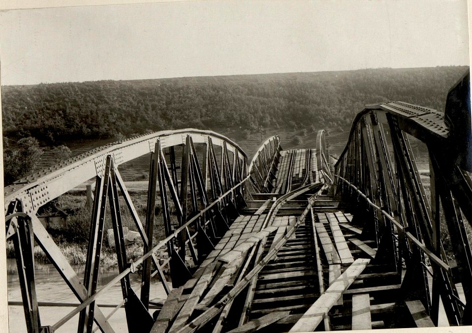 Gesprengte Serethbrücke in Czortkow. (BildID 15532934)