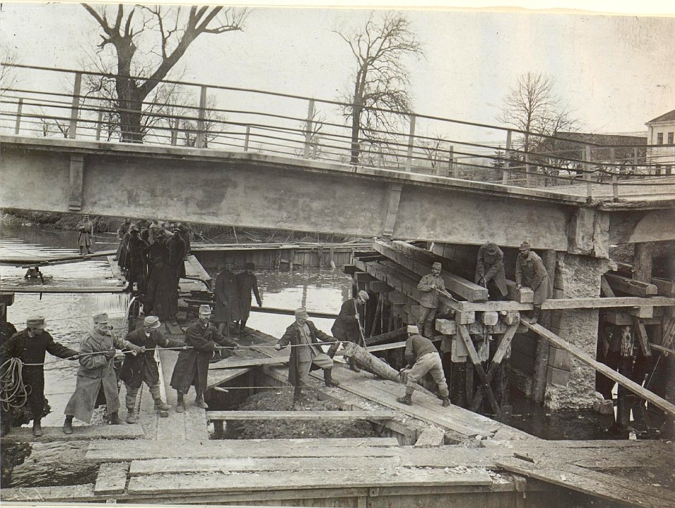 Gesprengte Eisenbetonbrücke in Brzezany, beschädigter Pfeiler, die neuen hölzernen Pfeiler (BildID 15439945)