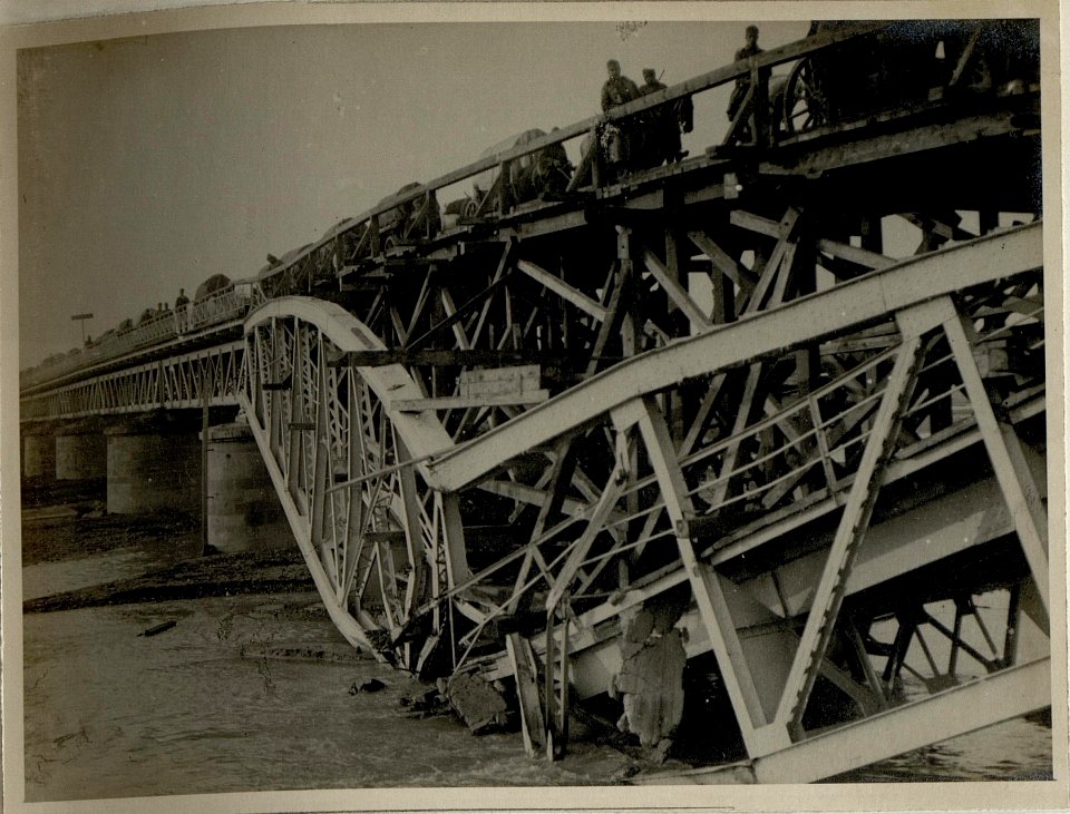 Gesprengte Strassenbrücke, östlich Plojesti (Rumänien), aufgenommen am 2.1.1917 (BildID 15544965)