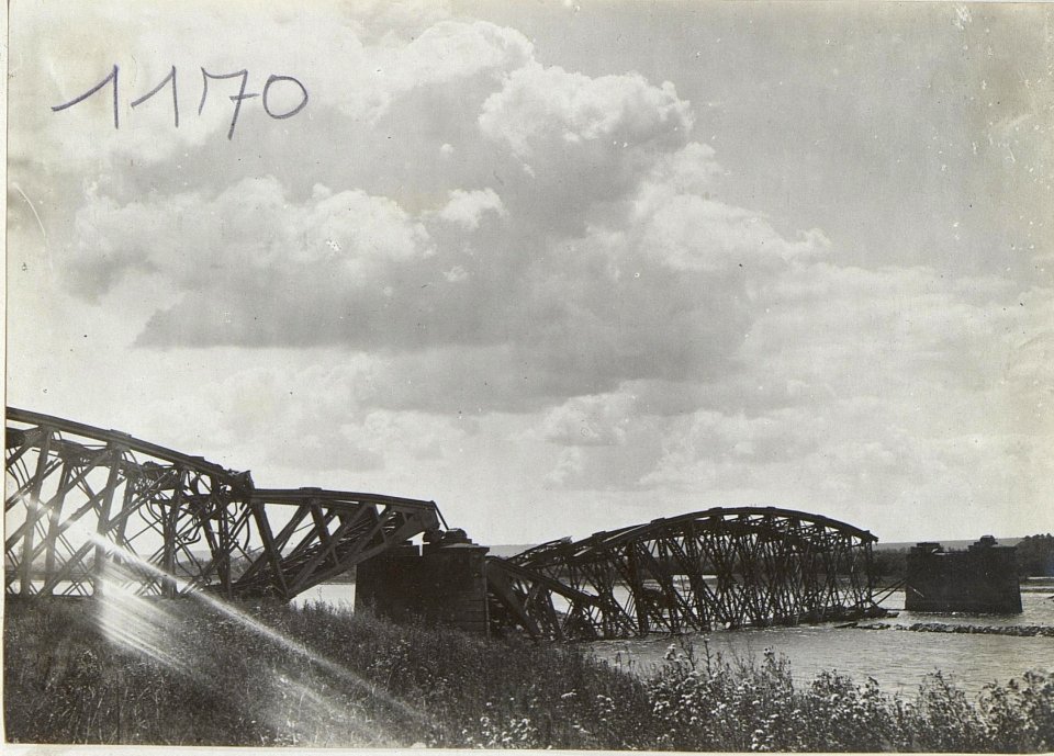 Gesprengte Eisenbahnbrücke bei Jezupol a.Dniester. (BildID 15730004)