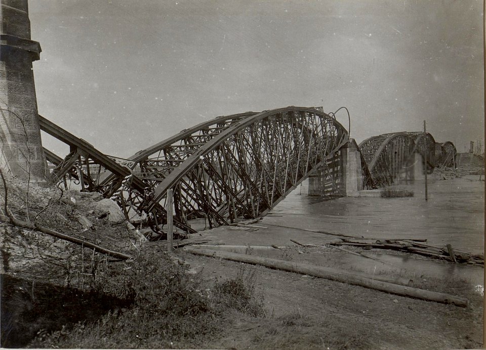 Gesprengte Eisenbahnbrücke in Czernowitz (BildID 15653609)