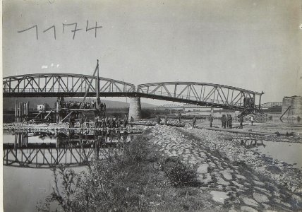 Gesprengte Strassenbrücke mit Blick auf hergestellte Eisenbahnbrücke bei Nizniow. (BildID 15730032)