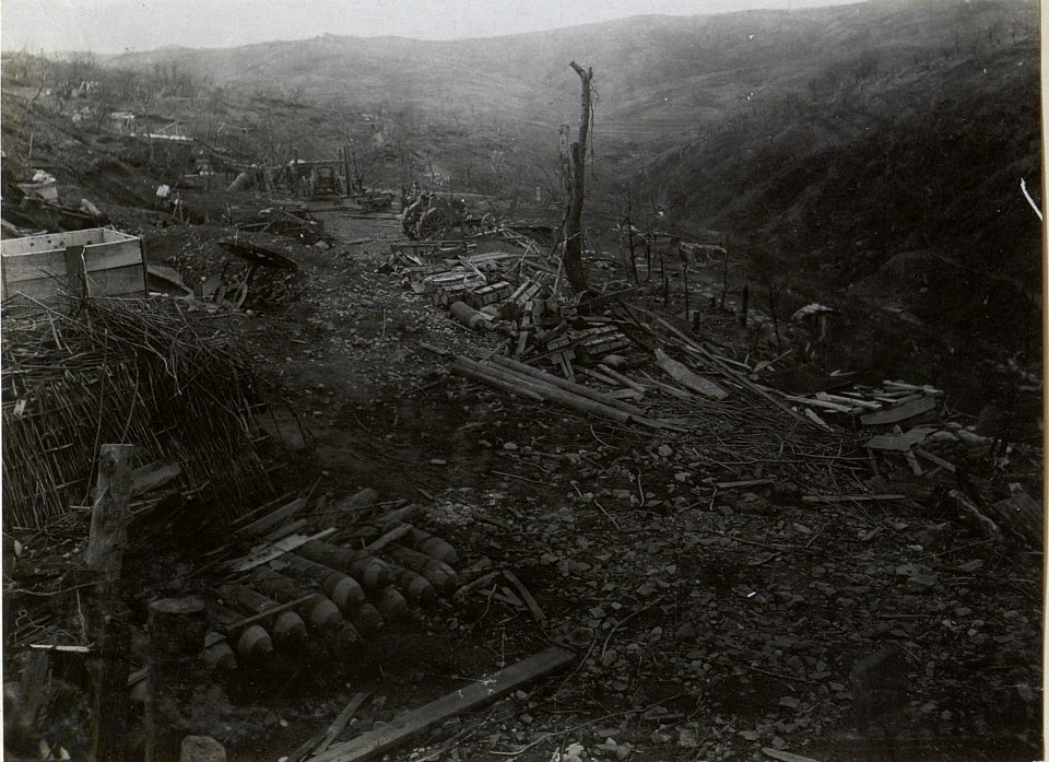 Gesprengte Geschütze und aufgeschlichtete Munition.S.Marco-Höhe. (Mitte April 1918.) (BildID 15664656)