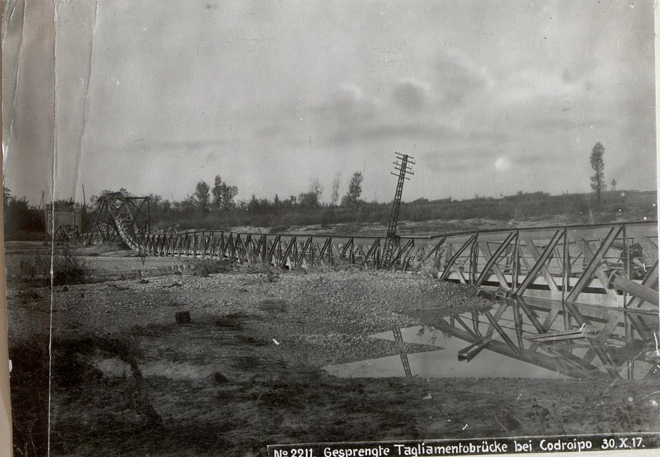 Gesprengte Tagliamentobrücke bei Codroipo 30.X.17. (BildID 15612305)