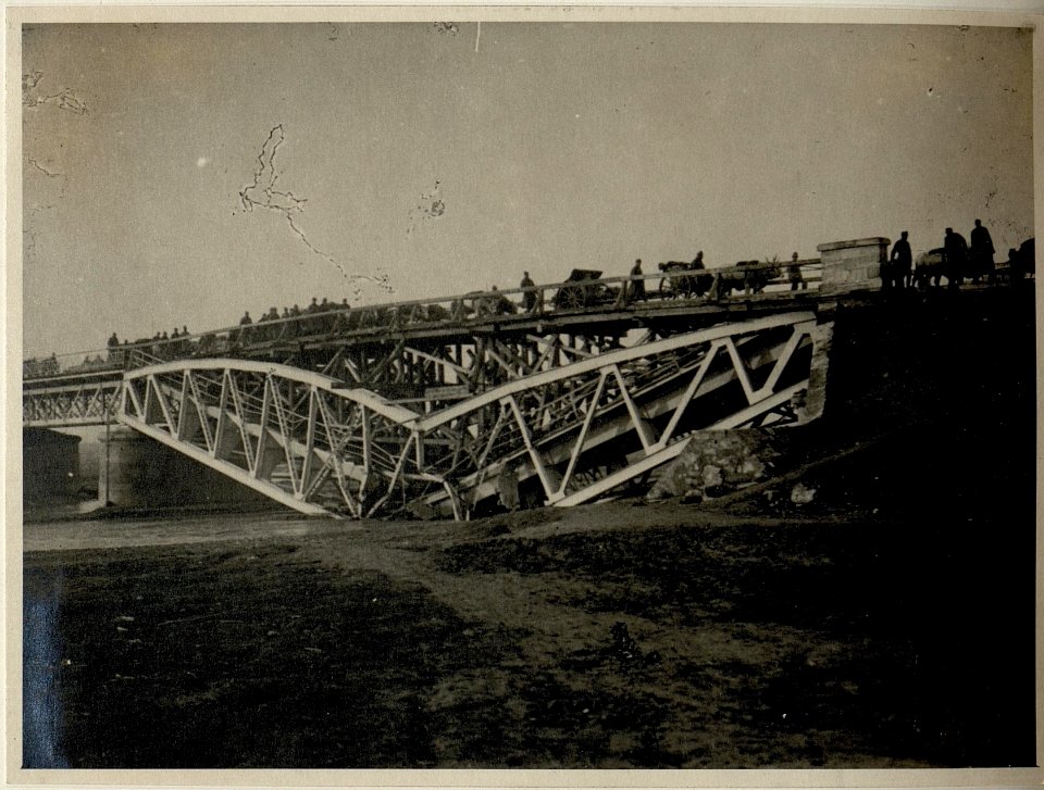 Gesprengte Strassenbrücke, östlich Plojesti (Rumänien), aufgenommen am 2.1.1917, auf der behelfsmäßig hergestellten Brücke passiert gerade eine Artillerieabteilung den Fluss (BildID 15544951)