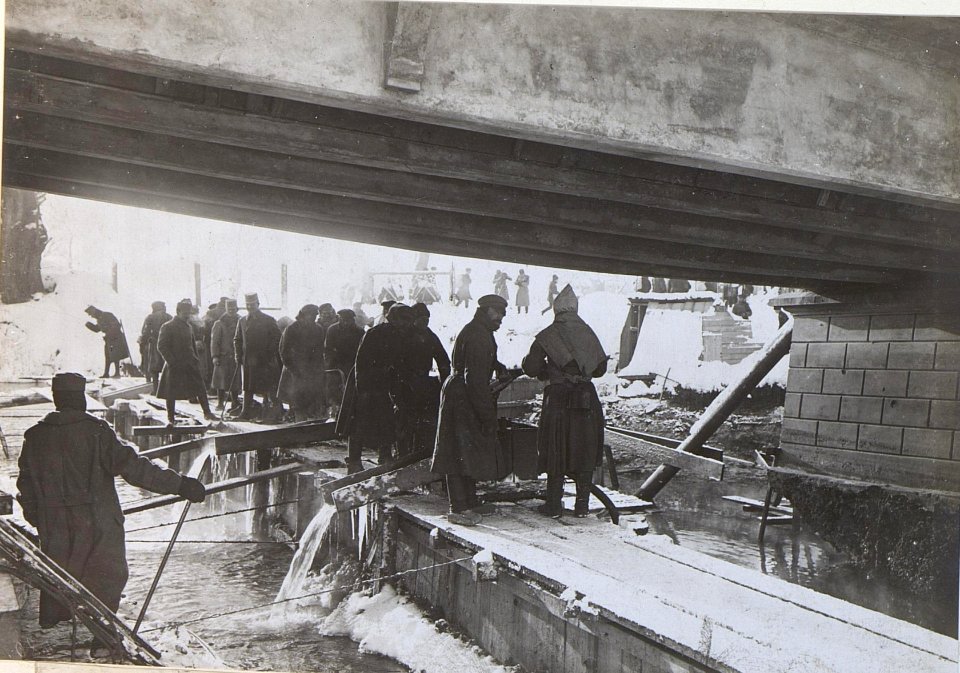 Gesprengte Eisenbetonbrücke Brzezany,Pfeilerbauten (BildID 15439931)