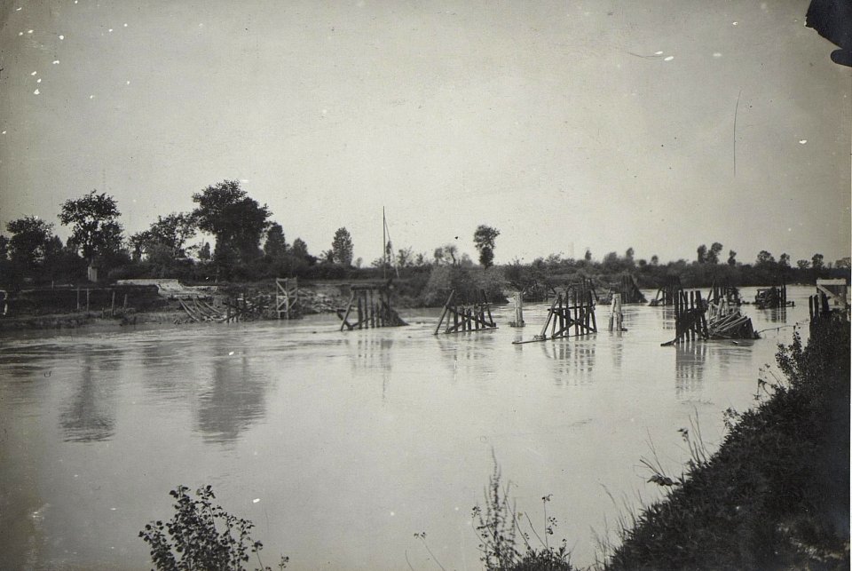 Gesprengte verbrannte Isonzobrücke.Valone-Tal, Anfang Mai 1918. (BildID 15664761)