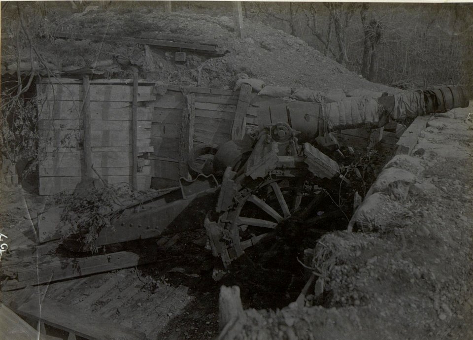 Gesprengter 28cm Mörser, S.Marco-Höhe. Mitte April 1918. (BildID 15664621)