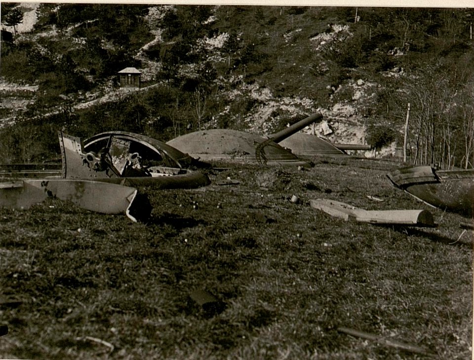 Gesprengte Panzerkuppeln auf Chiusaforte. (BildID 15507857)