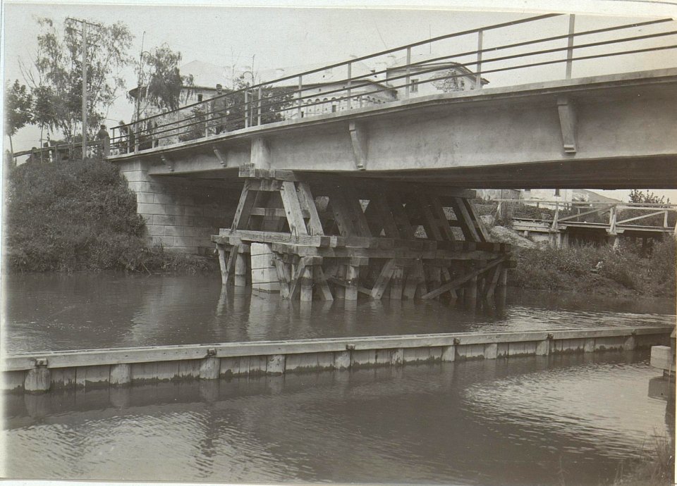 Gesprengte Eisenbetonbrücke in Brzezany.Einzelheiten des hölzernen Pfeilers (BildID 15439980)