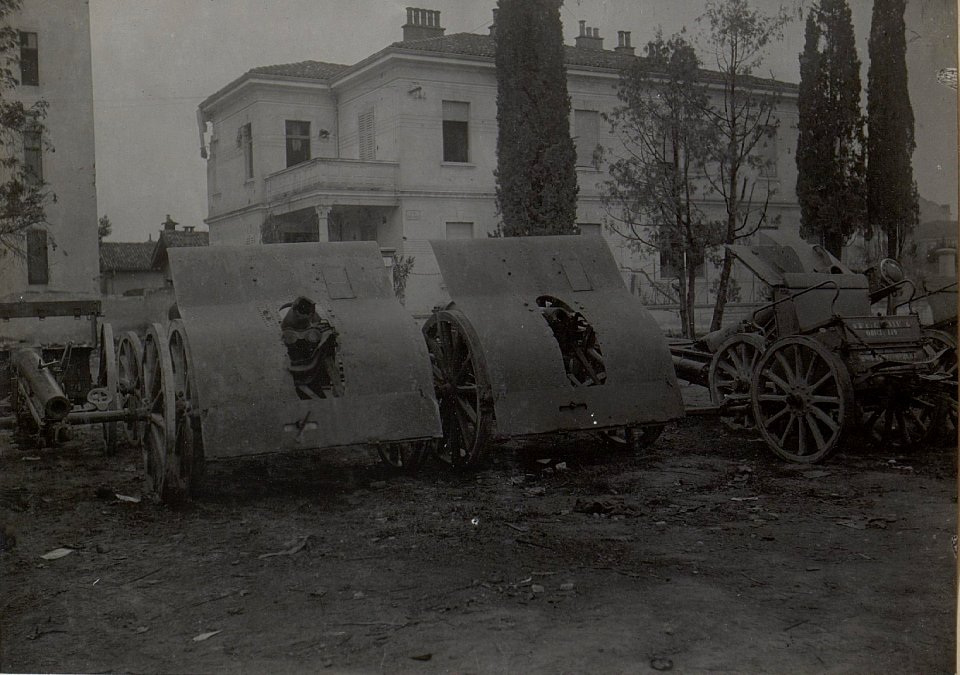Gesprengte Geschütze, Görz, Parkplatz, Ende März. 1918. (BildID 15664439)