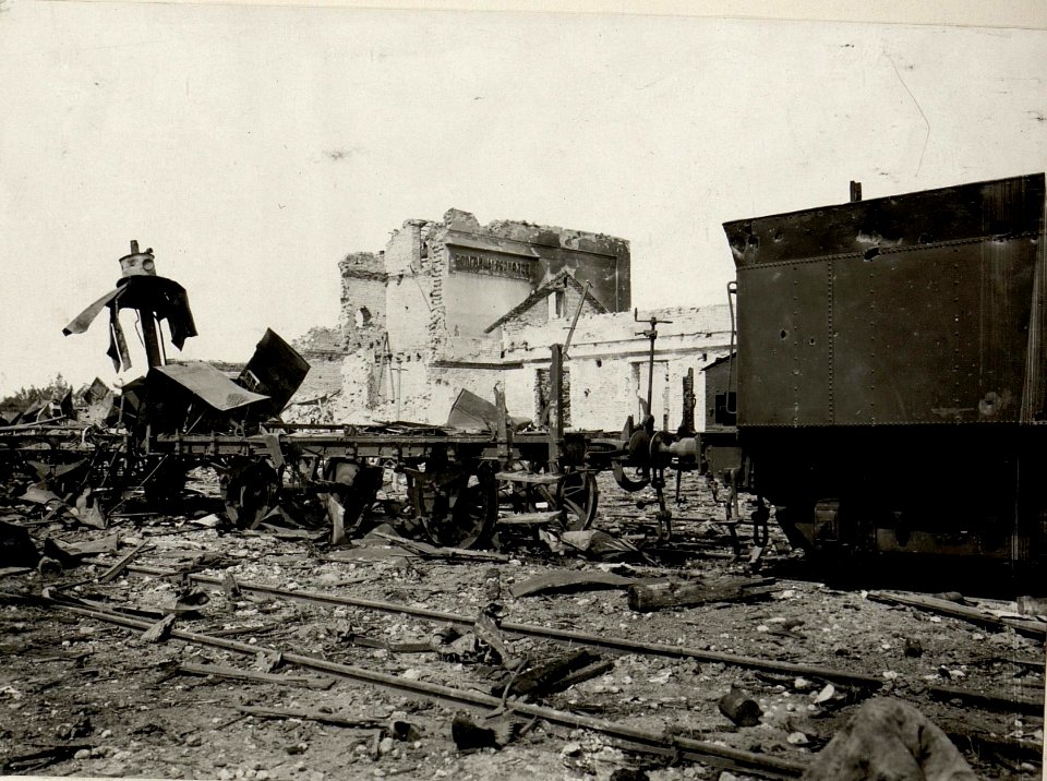 Gesprengter Bahnhof in Podhajce 1917. (BildID 15532787)