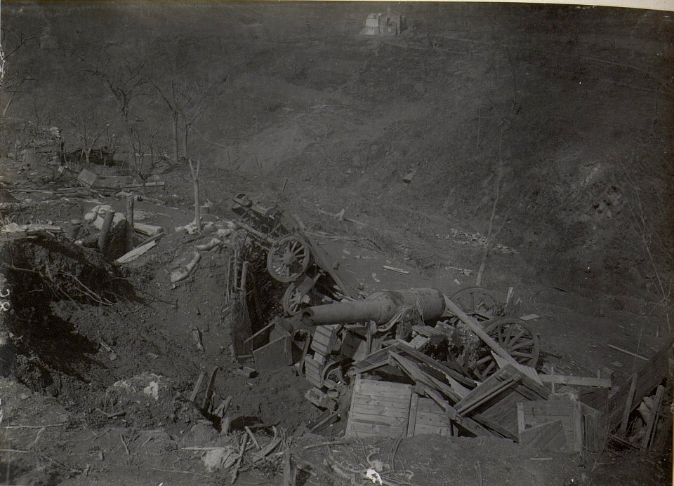Gesprengtes Geschütz in itl. Stellung, Mulde S.Marco. (Anfang April.1918.) (BildID 15664474)
