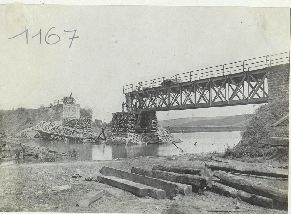 Gesprengter Eisenbahnbrücke über die Gniezna in Trembowla. (BildID 15729983)