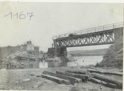 Gesprengter Eisenbahnbrücke über die Gniezna in Trembowla. (BildID 15729983)