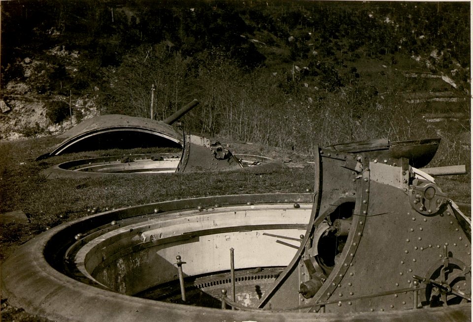 Gesprengte Panzerkuppeln des Werkes Chiusaforte. (BildID 15508390)