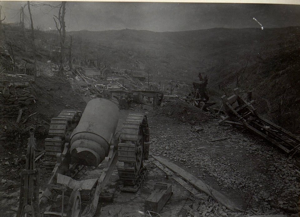 Gesprengtes Geschütz S.Marco-Höhe. Mitte April 1918. (BildID 15664607)