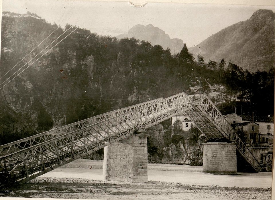 Gesprengte Strassenbrücke bei Moggio. (BildID 15508375)