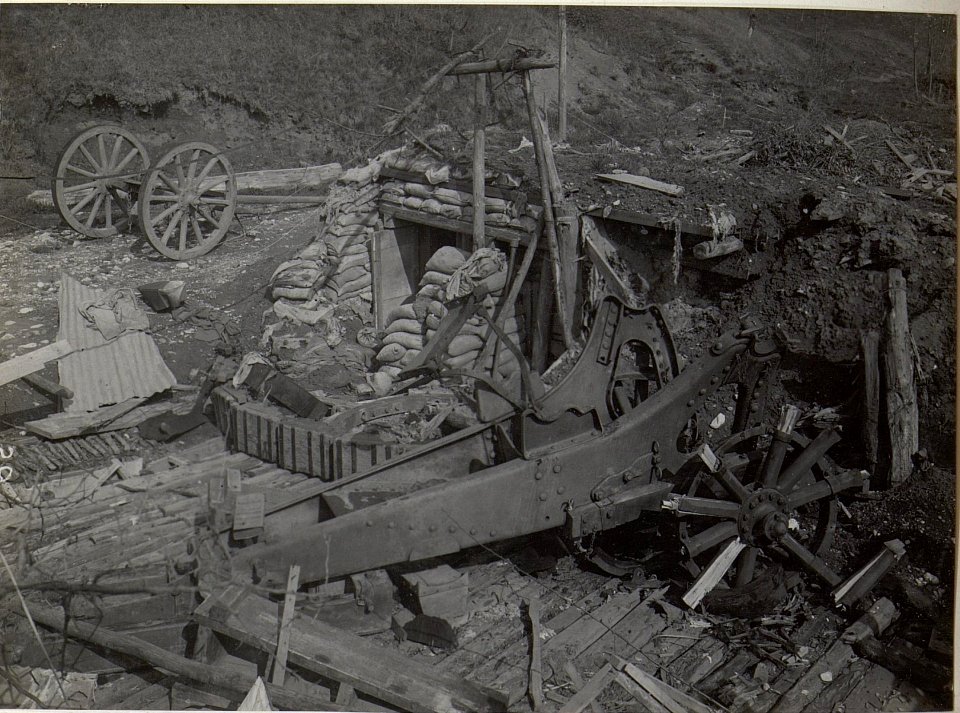 Gesprengtes Geschütz in itl. Stellung, Mulde S.Marco. (Anfang April.1918.) (BildID 15664481)