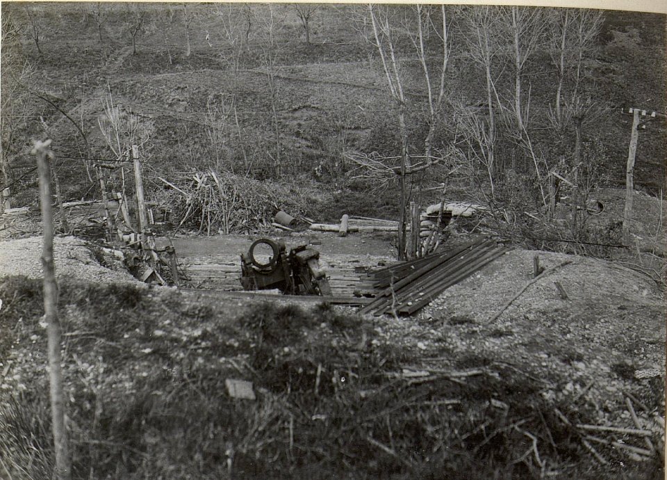 Gesprengter 15cm Mörser, Podgorahöhe, Anfang April 1918. (BildID 15664516)