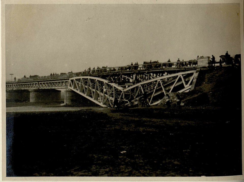 Gesprengte Strassenbrücke, östlich Plojesti (Rumänien), aufgenommen am 2.1.1917 (BildID 15544958)