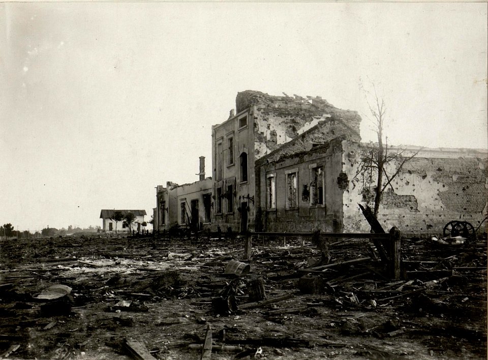 Gesprengter Bahnhof in Podhajce 1917. (BildID 15532794)