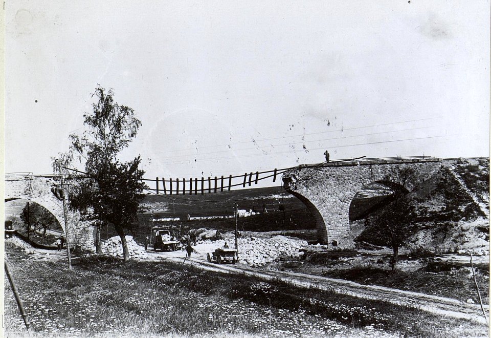 Gesprengter Eisenbahn-Viadukt bei Brzezany-Potutory. (BildID 15729969)