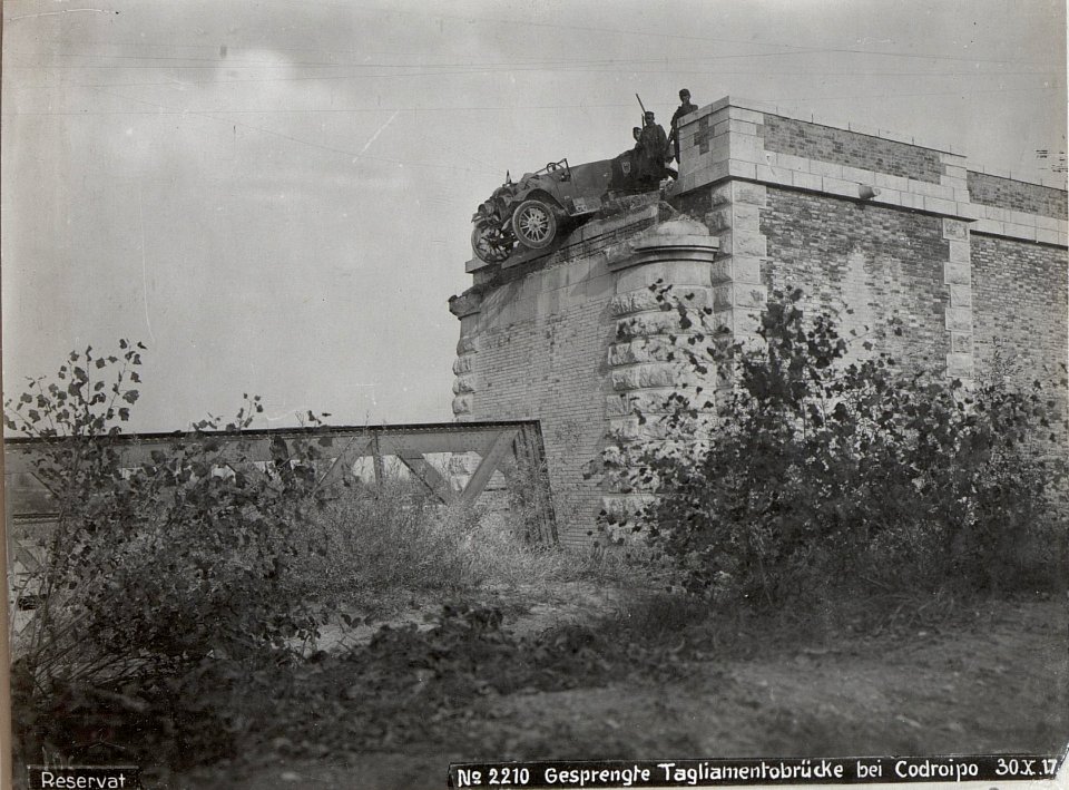 Gesprengte Tagliamentobrücke bei Codroipo 30.X.17. (BildID 15612298)