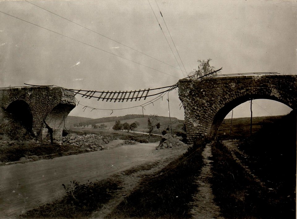 Gesprengter Eisenbahndamm bei Litiatyn. (BildID 15529465)