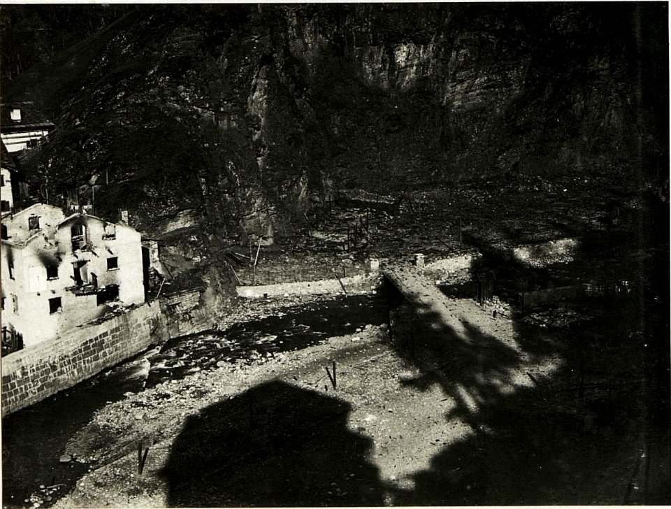 Gesprengtes Munitionslager in Caprile. (BildID 15417352)