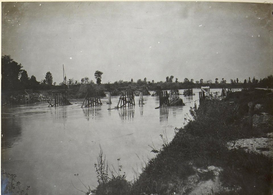 Gesprengte verbrannte Brücke.Valona-Tal, Anfang Mai. 1918. (BildID 15664768)