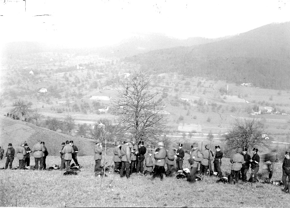 Gesprächsgruppe nach dem Manöverabbruch - CH-BAR - 3237771