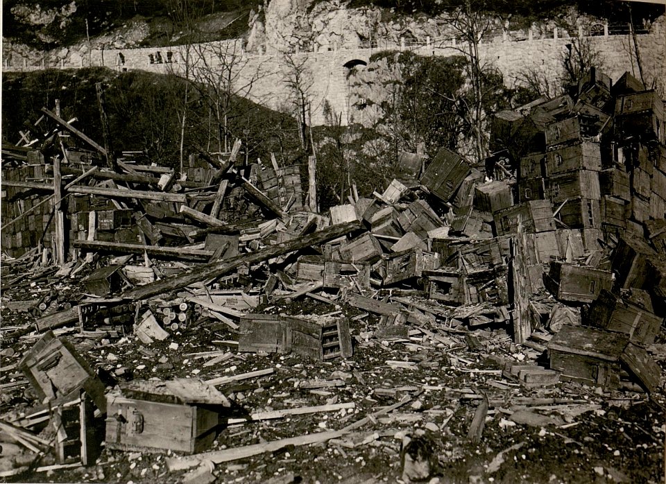Gesprengtes itl.Munitionsdepot am Tagliamento Brückenkopf bei Tolmezzo. (BildID 15507948)