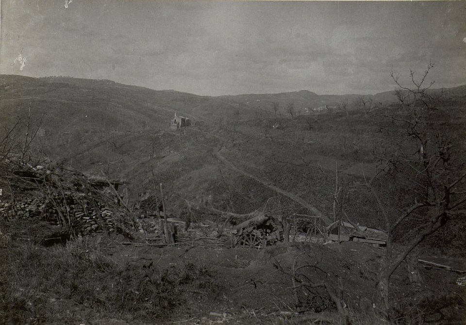Gesprengtes Geschütz in itl. Stellung, Mulde S.Marco. (Anfang April.1918.) (BildID 15664488)