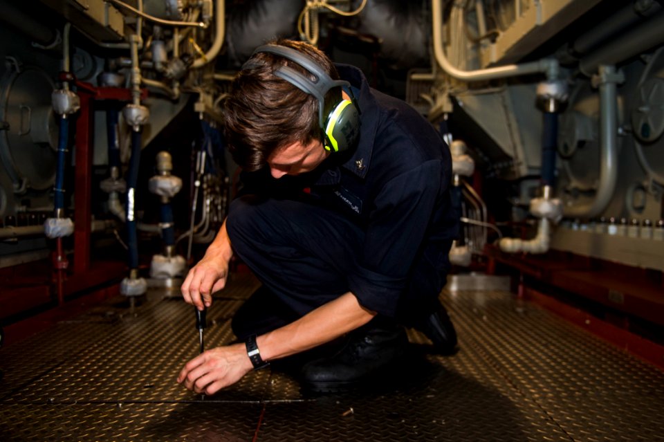 Engineering maintenance aboard Green Bay 160904-N-XM324-018