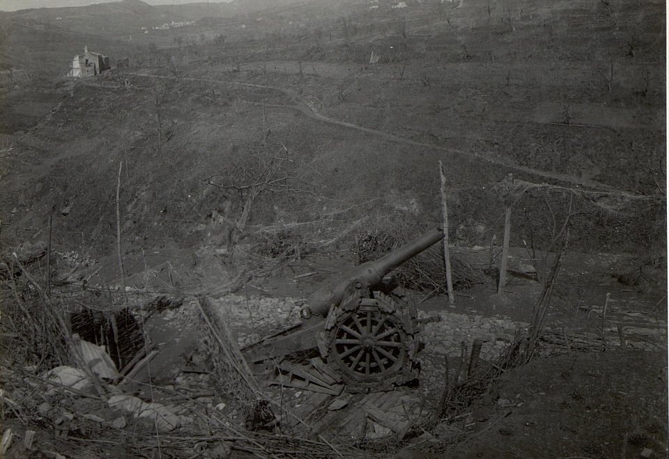 Gesprengtes Geschütz in Stellung, Mulde S.Marco. (Anfang April 1918.) (BildID 15664467)