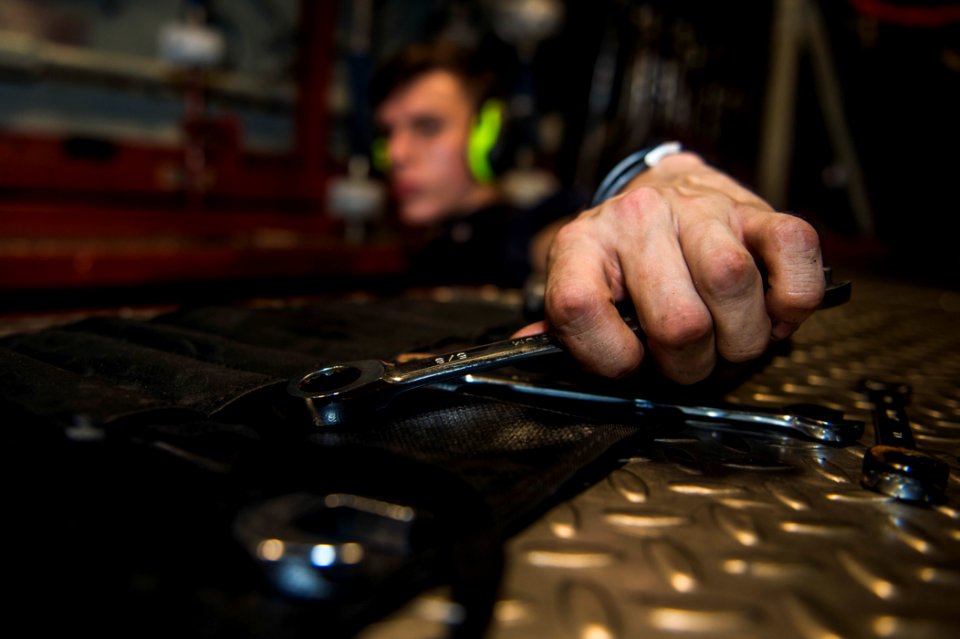 Engineering maintenance aboard Green Bay 160904-N-XM324-025