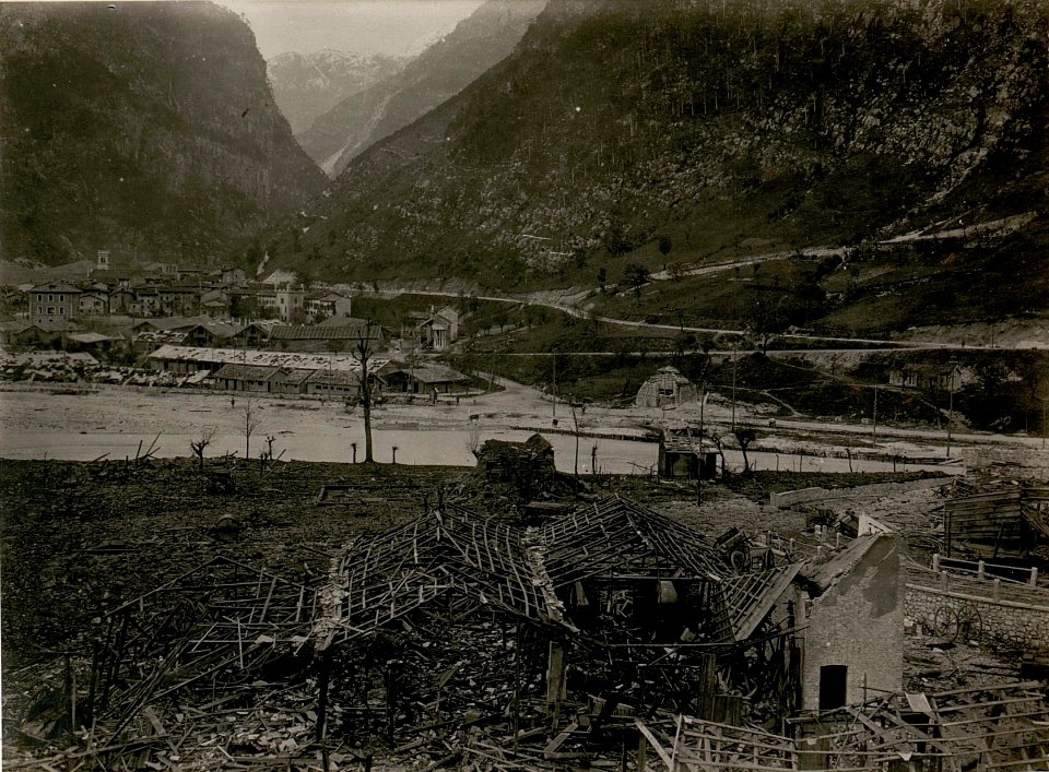 Gesprengtes Munitionsdepot in Raccolana. (BildID 15506863)