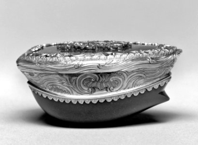 English - Cowrie-Shaped Snuffbox - Walters 57138 - Side