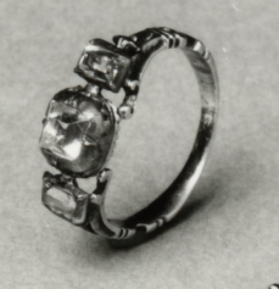English - Ring - Walters 571778 - Three Quarter