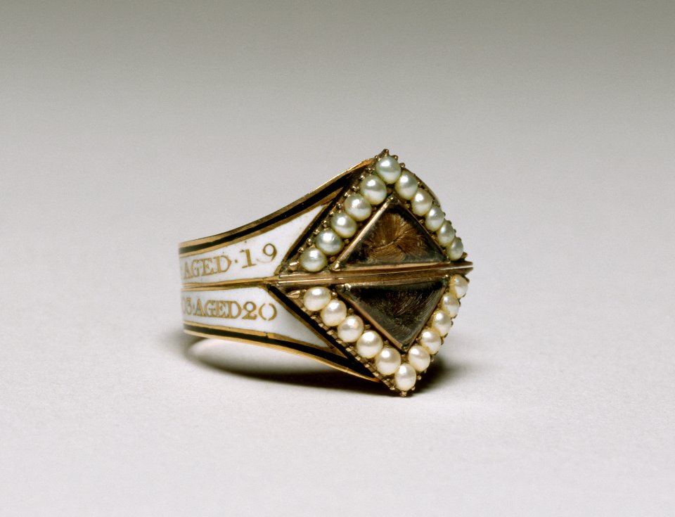 English - Memorial Ring - Walters 44528 - Three Quarter