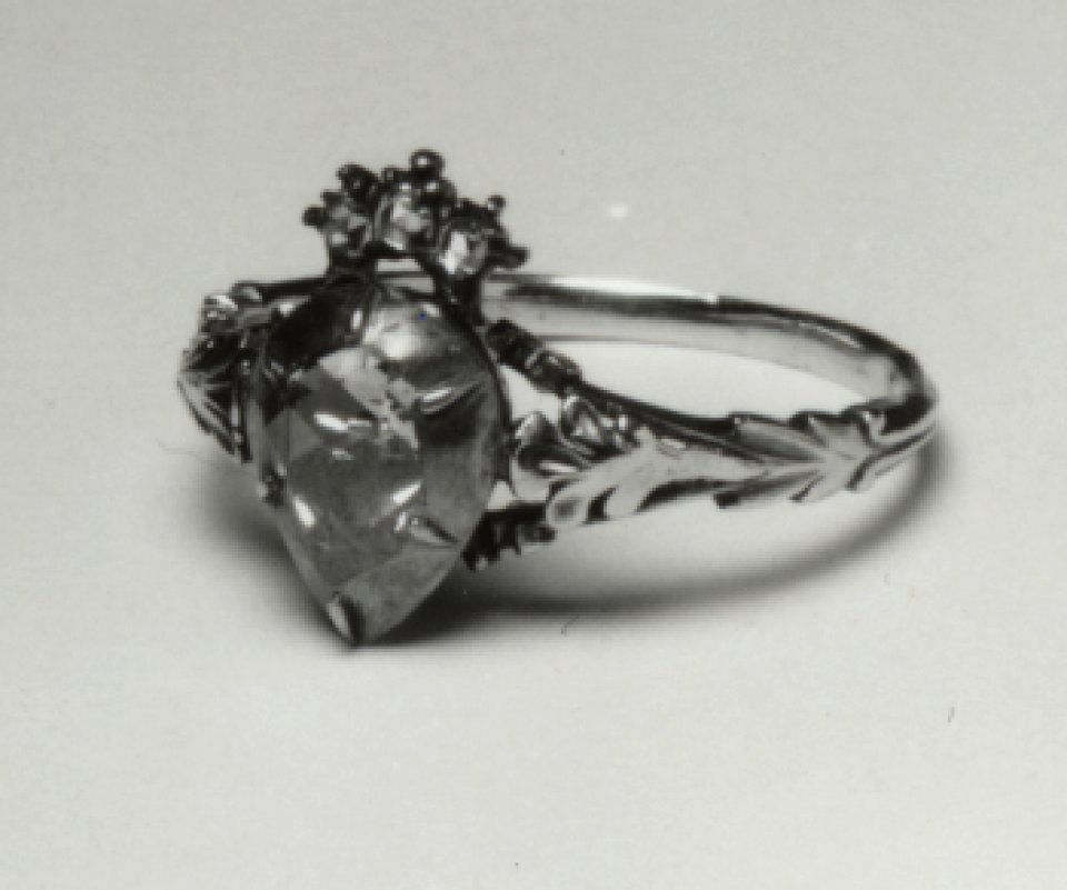 English - Ring - Walters 571799 - Three Quarter