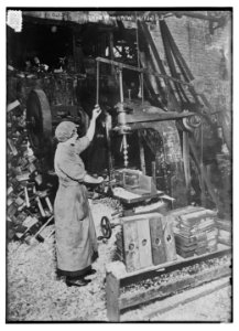 English woman worker LCCN2014705012